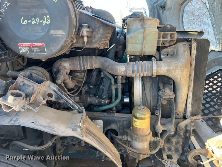 image for item DO8846 2011 Volvo VN  semi truck