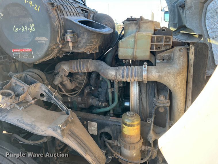 image for item DO8846 2011 Volvo VN  semi truck