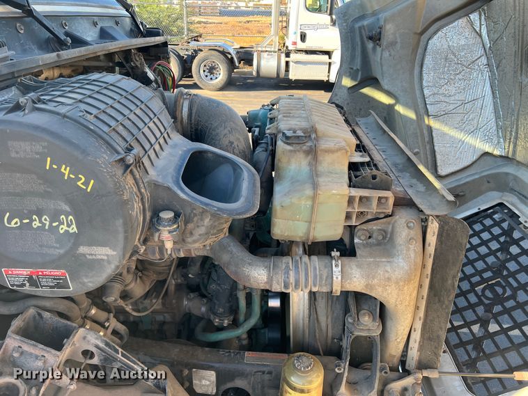 image for item DO8846 2011 Volvo VN  semi truck