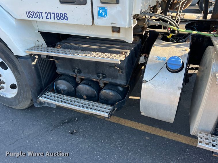 image for item DO8846 2011 Volvo VN  semi truck