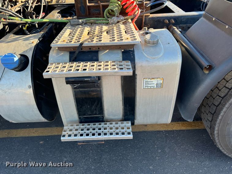 image for item DO8846 2011 Volvo VN  semi truck