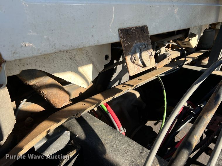 image for item DO8846 2011 Volvo VN  semi truck