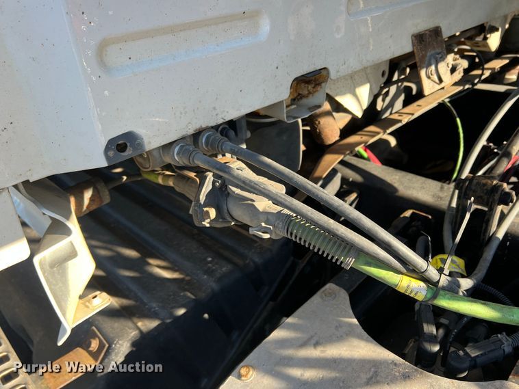 image for item DO8846 2011 Volvo VN  semi truck