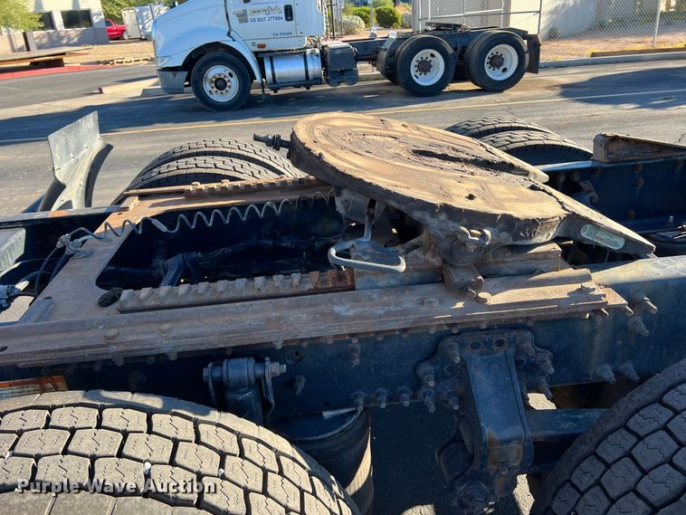 image for item DO8846 2011 Volvo VN  semi truck