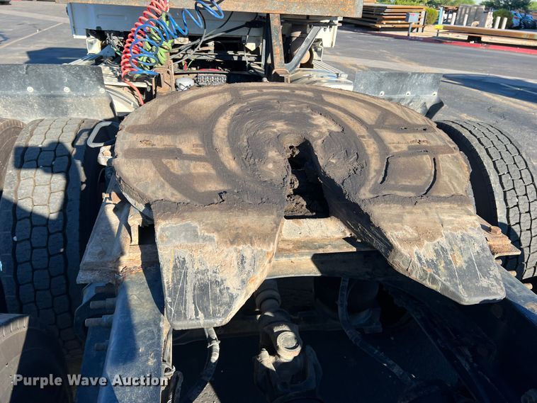 image for item DO8846 2011 Volvo VN  semi truck