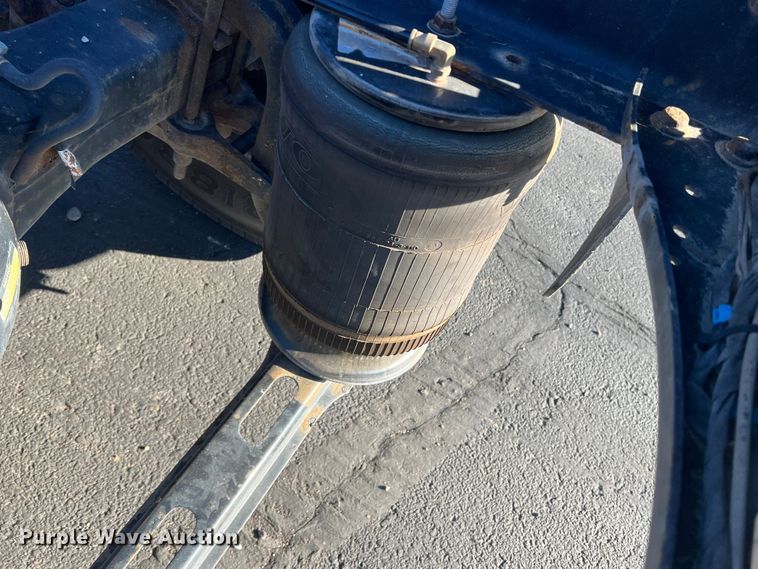 image for item DO8846 2011 Volvo VN  semi truck