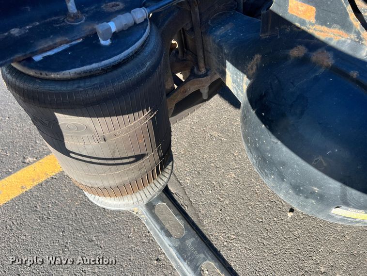 image for item DO8846 2011 Volvo VN  semi truck