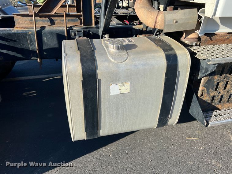 image for item DO8846 2011 Volvo VN  semi truck