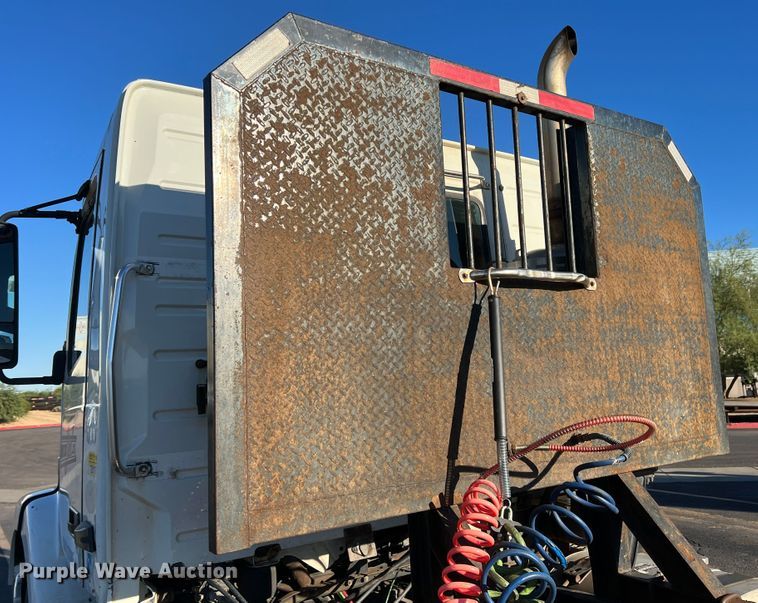 image for item DO8846 2011 Volvo VN  semi truck