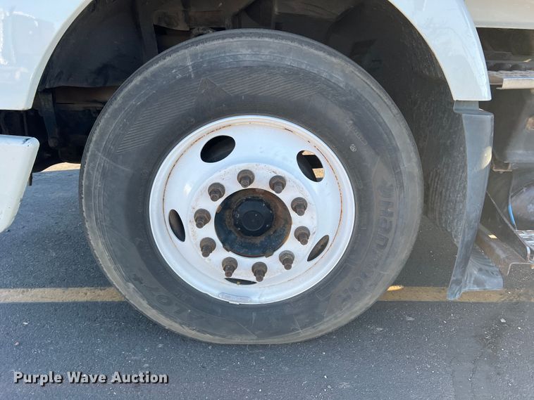 image for item DO8846 2011 Volvo VN  semi truck