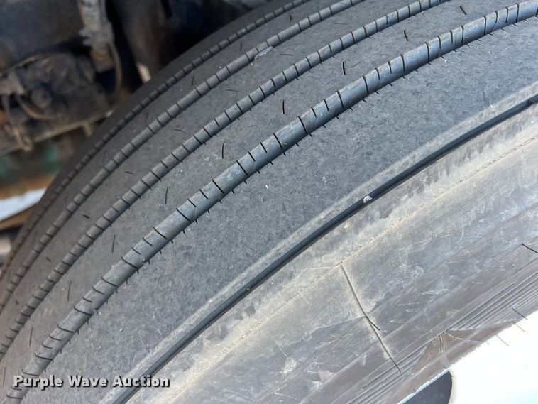 image for item DO8846 2011 Volvo VN  semi truck