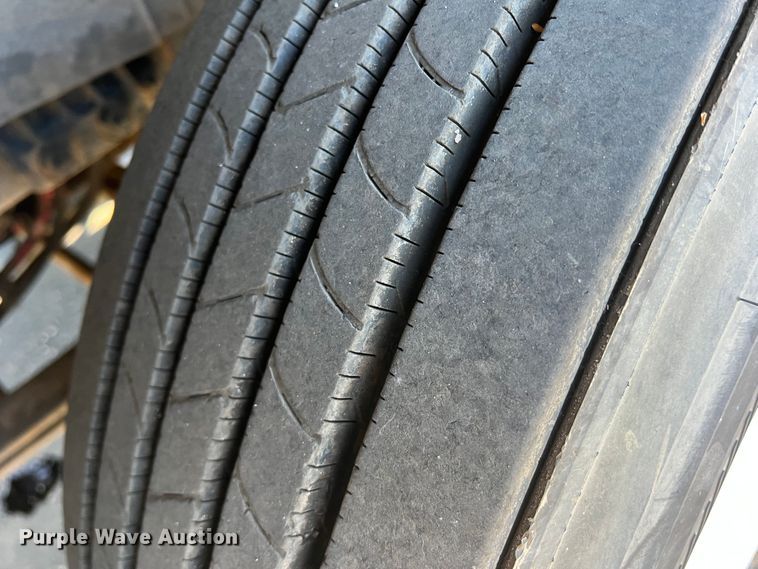 image for item DO8846 2011 Volvo VN  semi truck