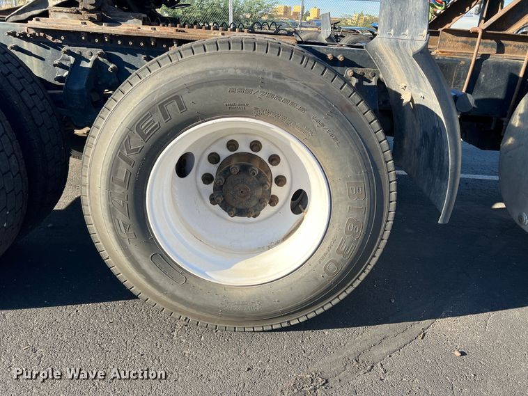 image for item DO8846 2011 Volvo VN  semi truck