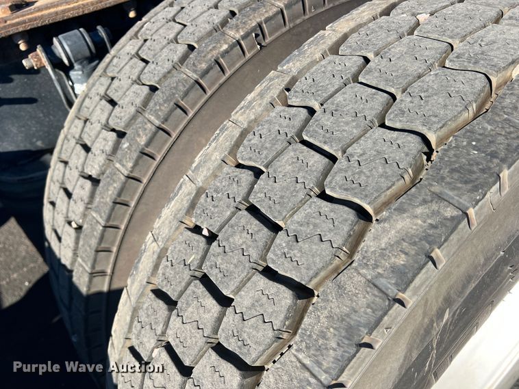 image for item DO8846 2011 Volvo VN  semi truck