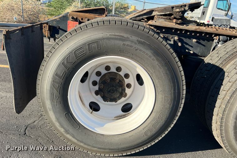 image for item DO8846 2011 Volvo VN  semi truck