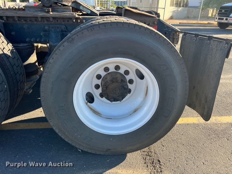 image for item DO8846 2011 Volvo VN  semi truck