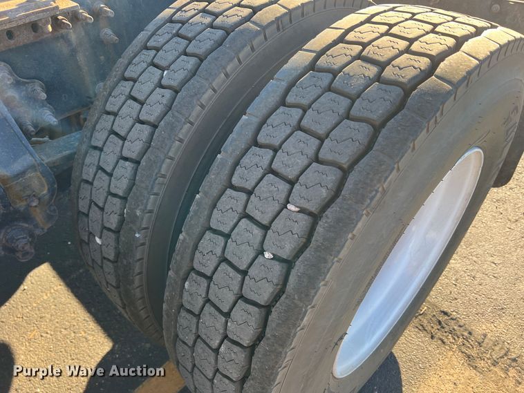 image for item DO8846 2011 Volvo VN  semi truck