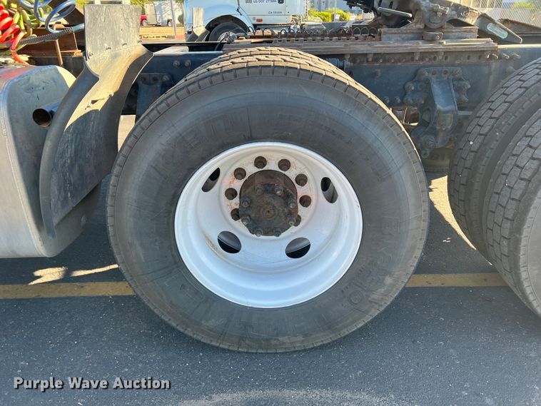 image for item DO8846 2011 Volvo VN  semi truck