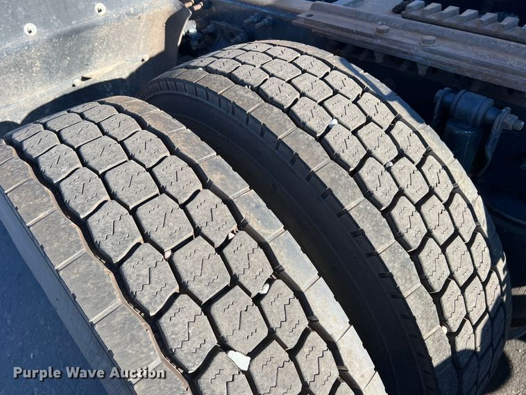 image for item DO8846 2011 Volvo VN  semi truck