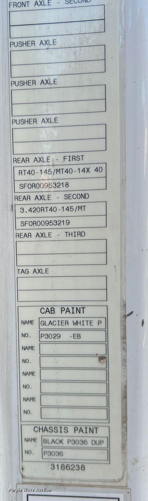 image for item DO8846 2011 Volvo VN  semi truck