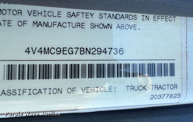 image for item DO8846 2011 Volvo VN  semi truck