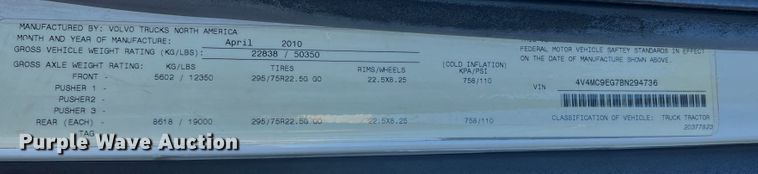 image for item DO8846 2011 Volvo VN  semi truck