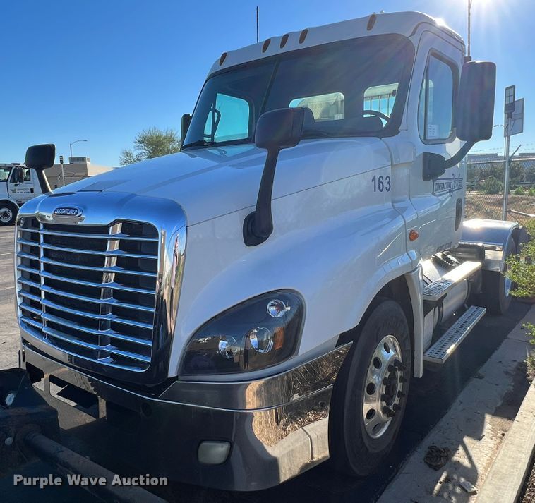 image for item DO8848 2015 Freightliner Cascadia  semi truck