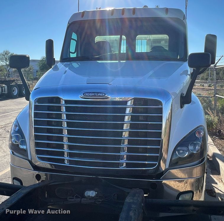 image for item DO8848 2015 Freightliner Cascadia  semi truck