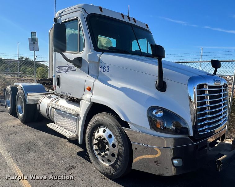 image for item DO8848 2015 Freightliner Cascadia  semi truck