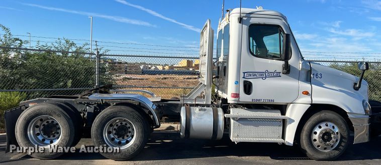 image for item DO8848 2015 Freightliner Cascadia  semi truck