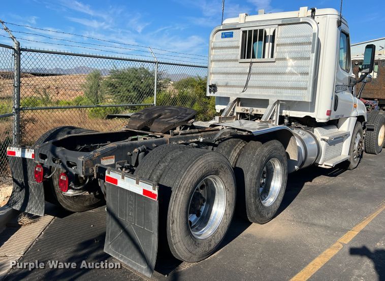 image for item DO8848 2015 Freightliner Cascadia  semi truck