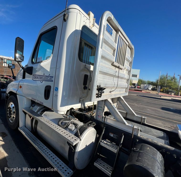 image for item DO8848 2015 Freightliner Cascadia  semi truck