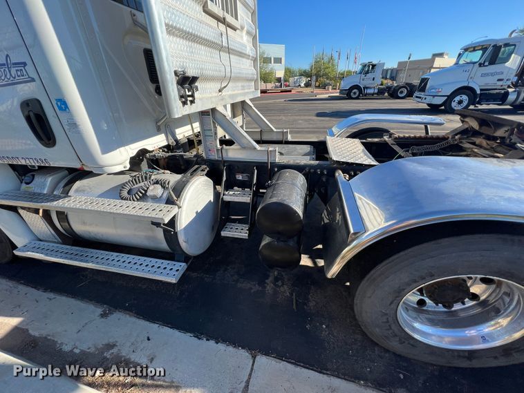 image for item DO8848 2015 Freightliner Cascadia  semi truck