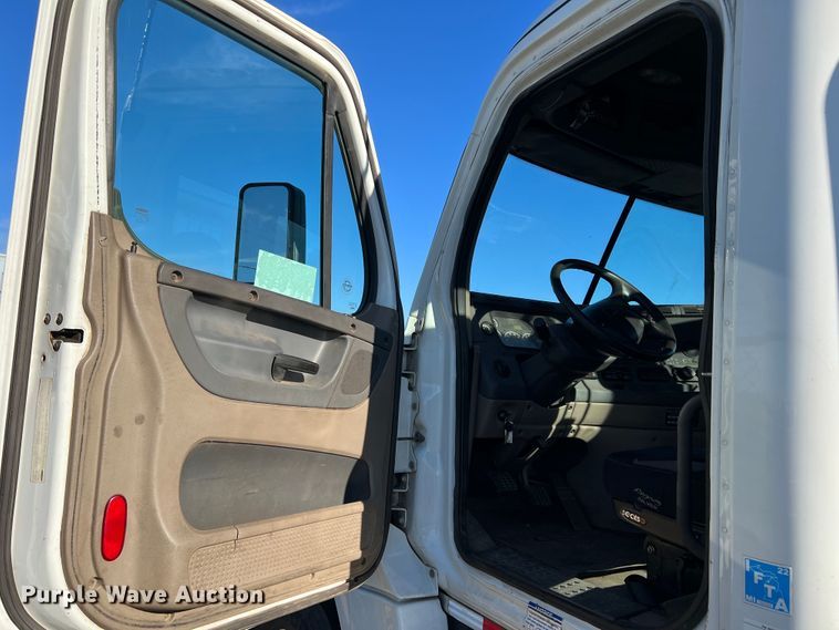 image for item DO8848 2015 Freightliner Cascadia  semi truck