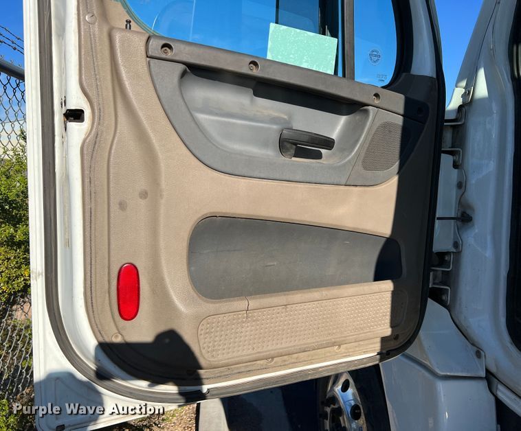 image for item DO8848 2015 Freightliner Cascadia  semi truck