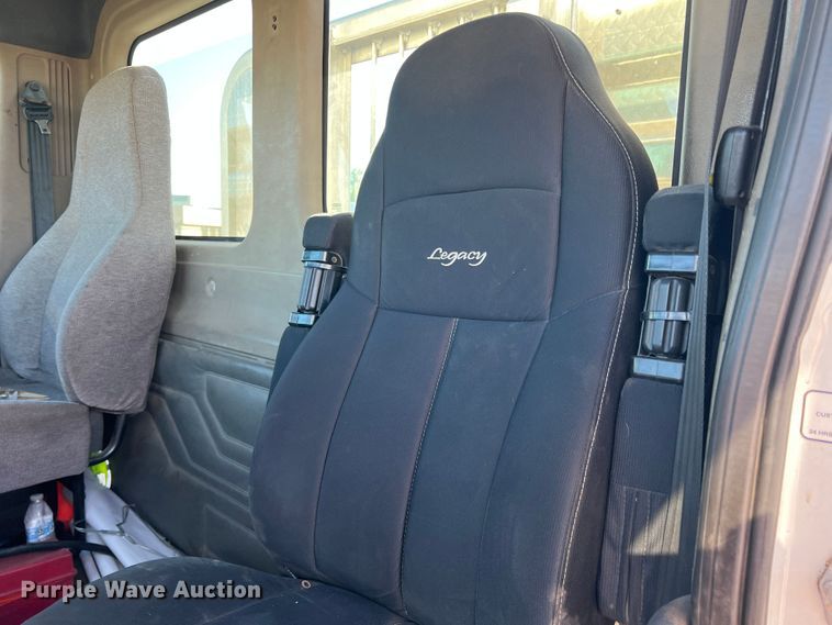 image for item DO8848 2015 Freightliner Cascadia  semi truck