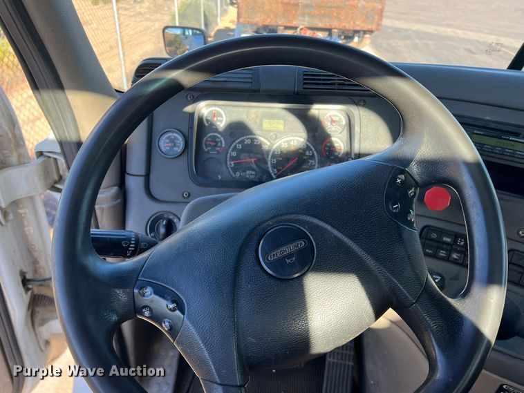 image for item DO8848 2015 Freightliner Cascadia  semi truck