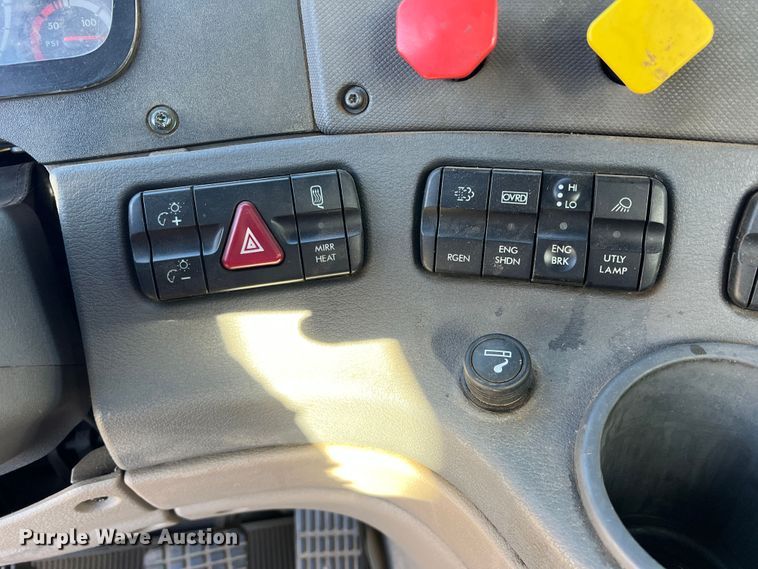 image for item DO8848 2015 Freightliner Cascadia  semi truck