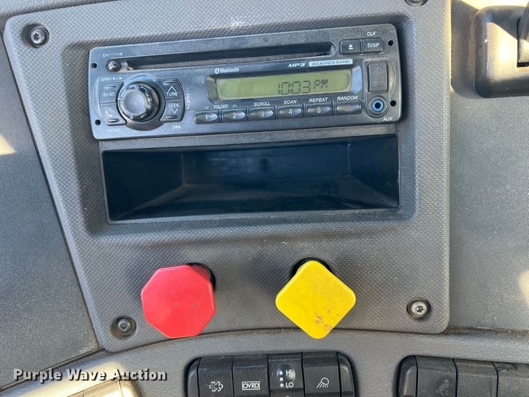 image for item DO8848 2015 Freightliner Cascadia  semi truck