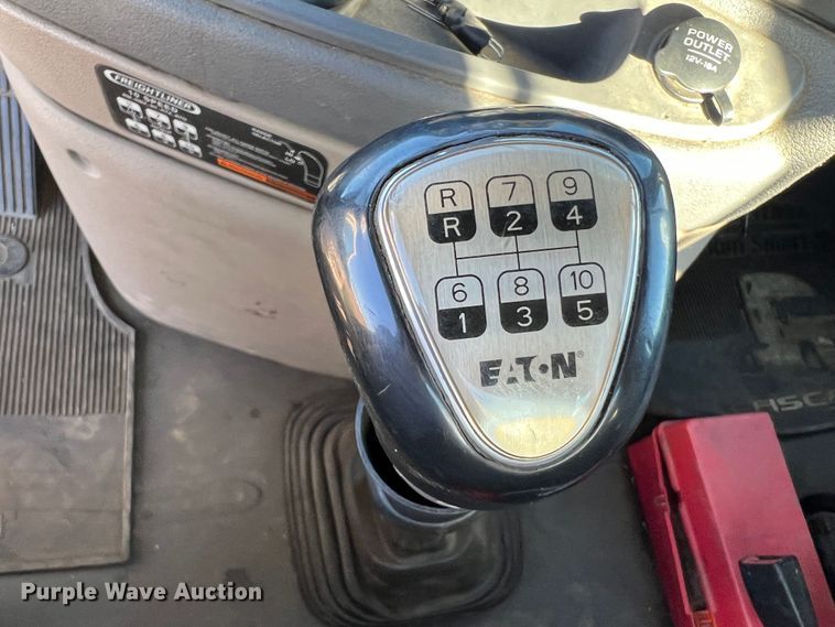 image for item DO8848 2015 Freightliner Cascadia  semi truck