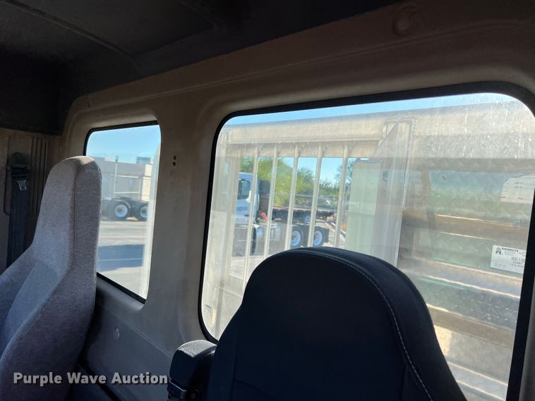 image for item DO8848 2015 Freightliner Cascadia  semi truck