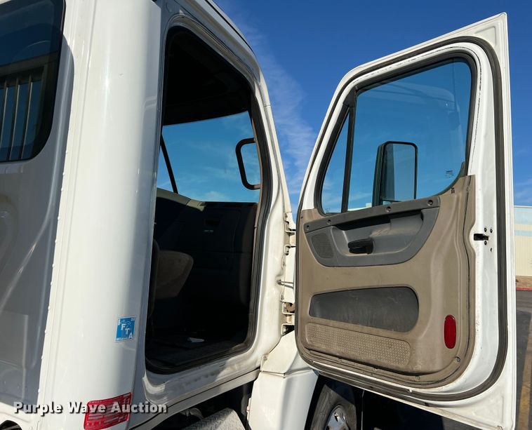 image for item DO8848 2015 Freightliner Cascadia  semi truck