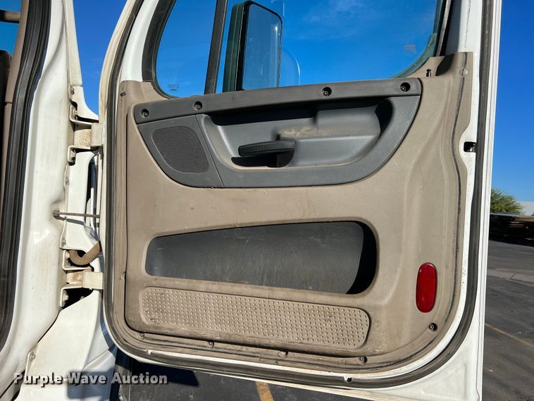 image for item DO8848 2015 Freightliner Cascadia  semi truck