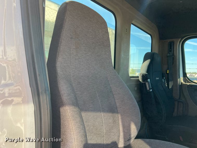 image for item DO8848 2015 Freightliner Cascadia  semi truck