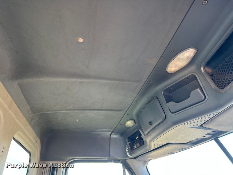 image for item DO8848 2015 Freightliner Cascadia  semi truck