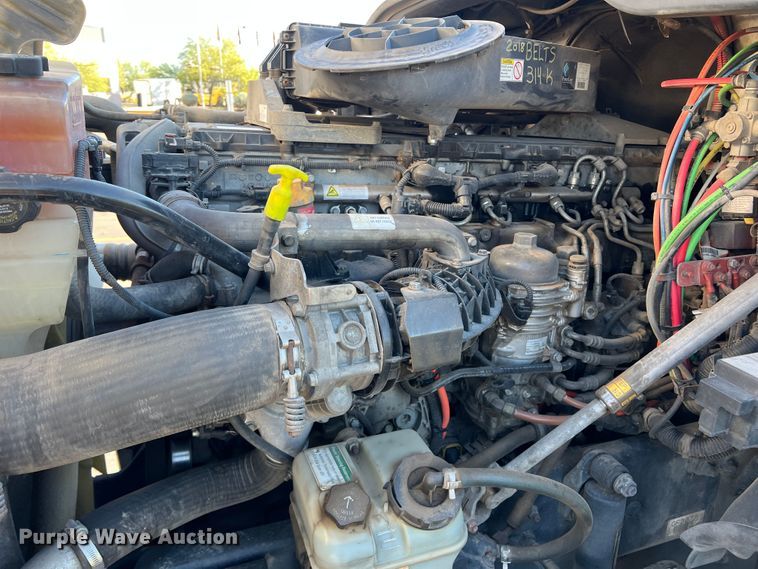 image for item DO8848 2015 Freightliner Cascadia  semi truck