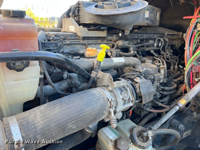 image for item DO8848 2015 Freightliner Cascadia  semi truck