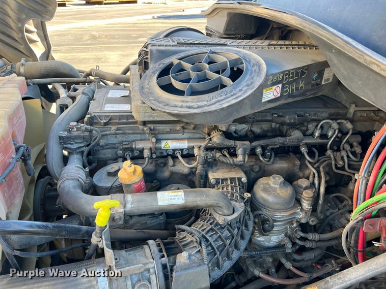 image for item DO8848 2015 Freightliner Cascadia  semi truck