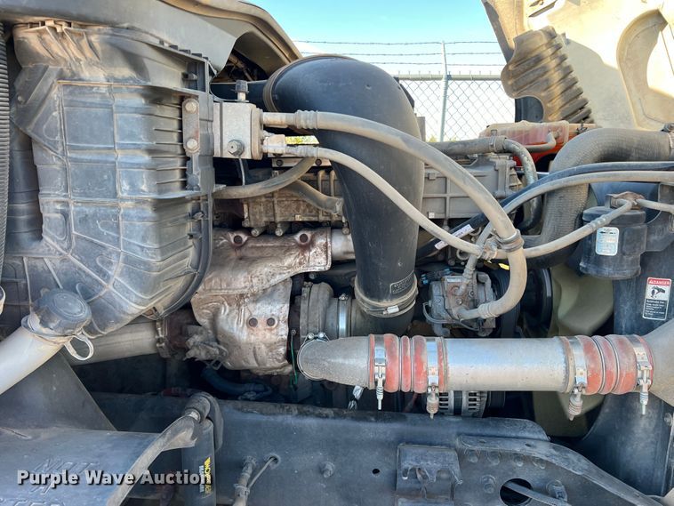 image for item DO8848 2015 Freightliner Cascadia  semi truck