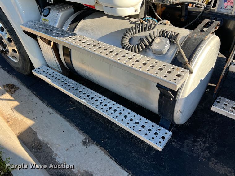 image for item DO8848 2015 Freightliner Cascadia  semi truck